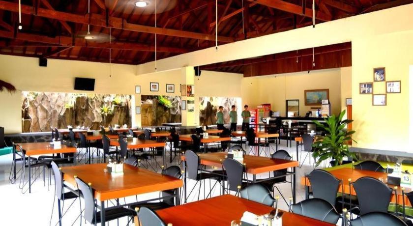 Augusta Sukabumi Hotel Ngoại thất bức ảnh