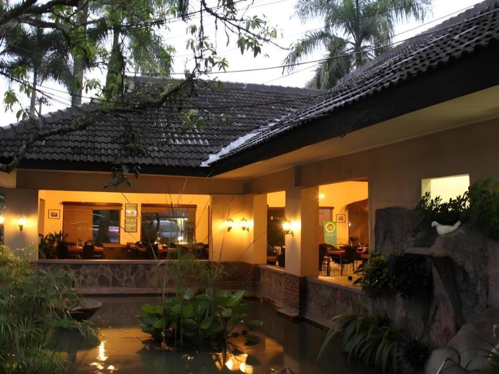 Augusta Sukabumi Hotel Ngoại thất bức ảnh