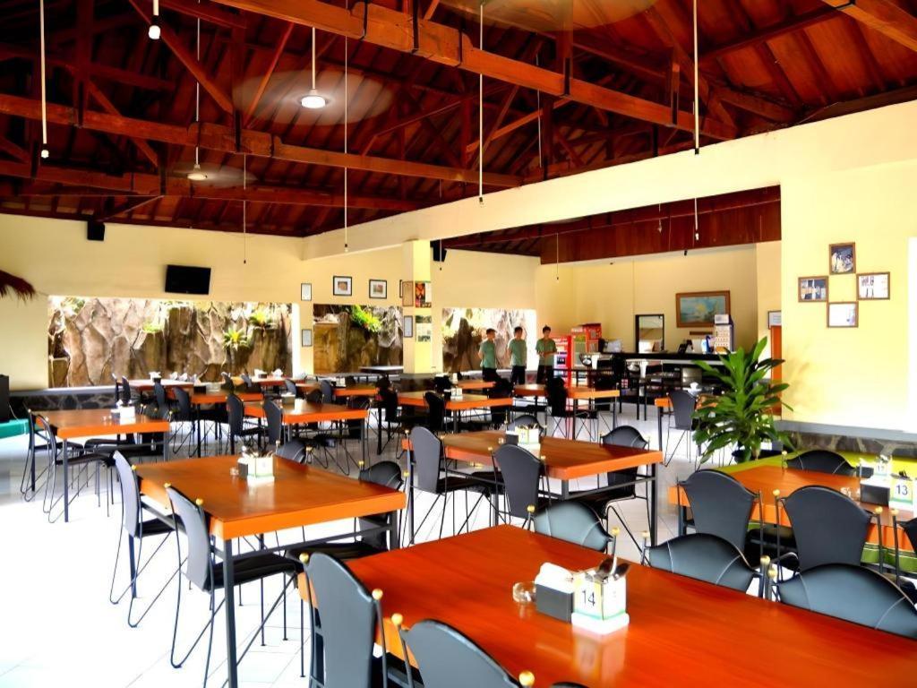 Augusta Sukabumi Hotel Ngoại thất bức ảnh